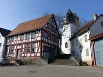 Hoch-Weisel, Fachwerkrathaus und evangelische Kirche (12.03.2022)