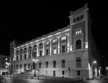 Die Nordfassade des Palazzo Montecitorio, dem Sitz der Abgeordnetenkammer des italienischen Parlaments. (Rom, Dezember 2015)