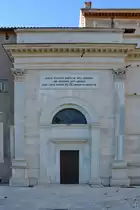 Ein Seitenportal der imposanten Papstbasilika  Sankt Paul vor den Mauern  (San Paolo fuori le mura), welche eine der sieben Pilgerkirchen von Rom ist. (Dezember 2015)