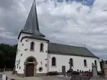 Niederwampach, Pfarrkirche Saint-Quen in der Burrebierg Stra�e (21.06.2022)