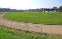 Btzingen am Kaiserstuhl, das Sportstadion am Ortsrand, Mrz 2022