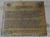 Hamburg am 28.3.2022: Landungsbrcken, Uhrturm/Pegelturm, an der Nordseite befindet sich diese Gedenktafel an das Jahr 1947