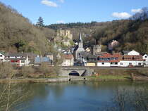 Blick ber die Lahn auf den Ort Balduinstein mit Burg und St. Bartholomus Kirche (19.03.2022)