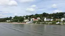 Hamburg am 9.8.2022: mit dem Schiff elbabw�rts mit Blick auf das �velg�nner Ufer mit einem weiteren Sandstrand und einem beliebten Ausflugslokal /