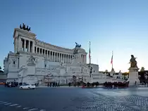Das von 1885 bis 1913 erbaute Viktor-Emanuelsdenkmal (Monumento Nazionale a Vittorio Emanuele II) ist ein klassizistischer Marmortempel zu Ehren von Italiens erstem K�nig. (Rom, Dezember 2015)