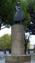 Diese Statue des ersten Knigs und Grnder von Portugal Alfons I (der Eroberer) steht im Castelo de So Jorge. (Lissabon, Dezember 2016)