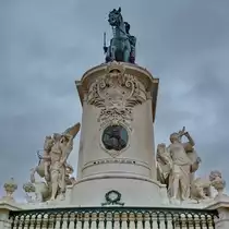 Die 1775 entworfene Reiterstatue des ehemaligen K�nig von Portugal Jos� I. auf dem Handelsplatz (Pra�a do Com�rcio) in Lissabon. (Dezember 2016)