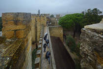 Erkundung (bei Regen) der Festungsanlage Castelo de So Jorge in Lissabon. (Dezember 2016)