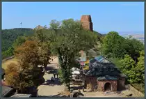 Die Oberburg der Reichsburg Kyffhausen wurde mit den Bauarbeiten f�r das Kyffh�userdenkmal zu gro�en Teilen �berbaut. Erhalten geblieben ist der neben Tor und Burgbrunnen auch der Barbarossaturm im Westen der Anlage. Im Vordergrund ist das Museumsgeb�ude zu sehen. Links im Hintergrund ist der 1964 fertiggestellte Fernsehturm zu sehen. (Kyffh�user, 28.08.2022)