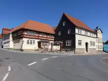 Gr�fenroda, Rathaus und Deutscher Hof in der Bahnhofstra�e (16.04.2022)