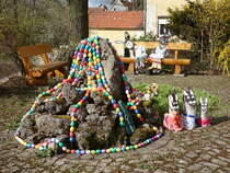 Liebenstein, Osterbrunnen vor der Kirche an der Hauptstrae (16.04.2022)