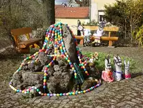 Liebenstein, Osterbrunnen vor der Kirche an der Hauptstra�e (16.04.2022)