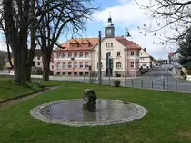 Martinroda, Rathaus und Brunnen in der Marienstra�e (16.04.2022)