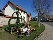 Elxleben, geschm�ckter Osterbrunnen in der Hauptstra�e (17.04.2022)