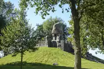 Die Dusendd�welswarf (plattdeutsch f�r: �Tausendteufelswarft�) ist eine Warft in Dithmarschen. Das Denkmal, das an die Schlacht von Hemmingstedt (1500) erinnern soll, wurde vom Kieler Architekten Wilhelm Voigt (1857–1916) entworfen und am 17. Februar 1900 eingeweiht. Aufnahme: 22. September 2022.