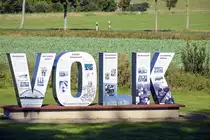 Dieksanderkoog in Dithmarschen - 2017 vereinbarten die evangelisch-lutherische Kirche in Norddeutschland, der Kirchenkreis Dithmarschen und das Land Schleswig-Holstein die Errichtung des historischen Lernorts Neulandhalle. m Au�engel�nde wurde eine Dauerausstellung zum Thema der Wirkung der Neulandhalle als Mittel der NS-Propaganda und Volksgemeinschaftsidelogie eingerichtet. Damit soll politisch-historische Bildungsarbeit �ber den Nationalsozialismus in Deutschland erm�glicht werden.
Aufnahme: 22. September 2022.