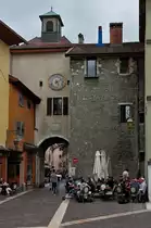 Einer der vielen Torbogen, in der Altstadt von Annecy, dieser mit einer Turmuhr befindet sich in der Rue Saint Claire. 09.2022
