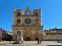Die Kathedrale Saint-Jean in Lyon (franz�sisch offiziell �glise Saint-Jean-Baptiste-et-Saint-�tienne bzw. Cath�drale Saint-Jean-Baptiste de Lyon) wurde ab etwa 1165 erbaut und ist neben der Basilika Notre-Dame de Fourvi�re der bedeutendste Kirchenbau der Stadt Lyon sowie Sitz des Erzbischofs von Lyon. Das seit dem Jahr 1862 als Monument historique klassifizierte und somit unter Denkmalschutz stehende Kulturdenkmal ist dem romanischen und dem gotischen Stil zuzuordnen. Die Kirche dominiert das Viertel Vieux Lyon, wo sie sich unweit des Sa�ne-Ufers befindet. 20.09.2022 (Jeanny)
