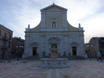 San Benedetto del Trono, Kathedrale Santa Maria della Marina, erbaut ab 1847 durch den Architekten Gaetano Ferri, Fassade aus Travertin (16.09.2022)