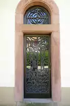 Siensbach, kunstvoll gestaltete Eingangst�r und Fenster an der kleinen Kapelle Talbachstra�e, Juli 2022