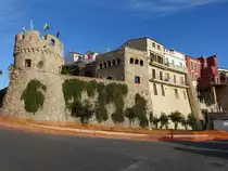 Termoli, Torre Belvedere und H�user in der Via del Porto (17.09.2022)