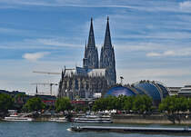 Der Klner Dom und rechts daneben der Musical Dom am Rheinufer Kln - 12.07.2022