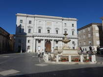Alatri, Rathaus und Brunnen an der Piazza di Santa Maria Maggiore (18.09.2022)