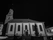 Die evangelische Stadtirche in Edenkoben wurde von 1739 bis 1740 erbaut und hat einen im sp�tgotischen Stil gestalteten Turm, sowie ein barockes Kirchenschiff. (Dezember 2014)