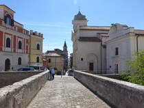 Genazzano, Theater und Kirche San Nicola an der Piazza San Nicola (18.09.2022)
