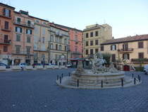 Marino, Huser und Fontana del Nettuno an der Piazza Repubblica (20.09.2022)