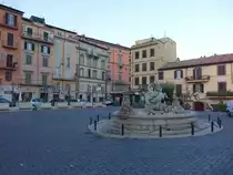 Marino, H�user und Fontana del Nettuno an der Piazza Repubblica (20.09.2022)