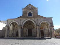 Sessa Aurunca, romanischer Dom San Pietro, erbaut bis 1113, dreibogiger Portikus in campanischem Stil aus dem 13. Jahrhundert (21.09.2022)