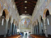 Sant’Angelo in Formis, Innenraum der Benediktinerklosterkirche mit romanischen Freskenzyklen (21.09.2022)