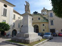 Sant Agata de Goti, Denkmal an der Piazza st. Alfonso (24.09.2022)
