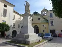 Sant Agata de Goti, Denkmal an der Piazza st. Alfonso (24.09.2022)