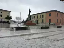 Cerreto Sannita, Denkmal und H�user an der Piazza Giovanni Paolo (25.10.2022)
