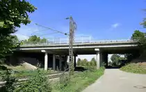 Denzlingen, die Stra�enbr�cke der B294 �berquert die zweigleisige Rheintalbahn, Sept.2022