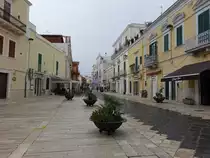 Manfredonia, H�user in der Via Roma (26.09.2022)