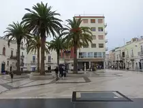 Manfredonia, H�user an der Piazza del Popolo (26.09.2022)