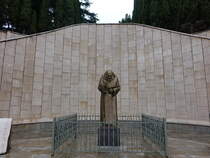 San Giovanni Rotondo, Denkmal fr Pater Pio an der Viale Padre Pio (26.09.2022)