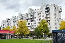 Typischer Wohnblock mit gewerblicher Erdgeschossnutzung im Dobrinja IV in Srajevo am 27.09.2022. 