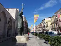 Barletta, Koloss am Corso Vittorio Emanuele, antike Bronzestatue von Kaiser Valentinian I. (27.09.2022)