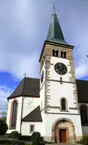 Bahlingen am Kaiserstuhl, die ev.Bergkirche mit Glockenturm und Chor, erbaut 1454, Okt.2022
