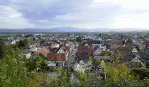 Bahlingen am Kaiserstuhl, Blick vom Plateau der Bergkirche bei herbstlichem Wetter Richtung Osten �ber den Ort und die Freiburger Bucht zum Schwarzwald, Okt.2022