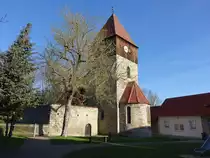 Espenfeld, Pfarrkirche St. Crucis, romanische Wehrkirche, erbaut im 13. Jahrhundert (18.04.2022)