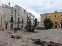 Gioia del Colle, H�user an der Piazza dei Martiri (29.09.2022)