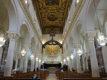 Gravina di Puglia, Innenraum der Kathedrale St. Maria Assunta, Flachdecke aus geschnitztem und vergoldetem Holz, Chorgesthl von 1561, Domorgel von 1907 (29.09.2022)