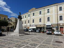 Tricarico, Palazzo Ducale und Monumento ai Caduti an der Via Vittorio Veneto (29.09.2022)
