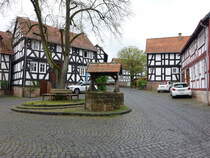 Ebsdorf, Fachwerkhuser und Brunnen in der Turmstrae (30.04.2022)