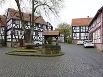 Ebsdorf, Fachwerkh�user und Brunnen in der Turmstra�e (30.04.2022)